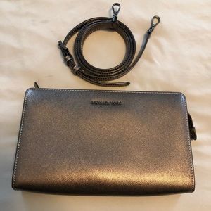 ❤️ MICHAEL Kors Large Crossbody Clutch - REDUCED!